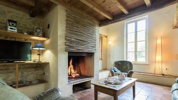 Una televisión, una chimenea