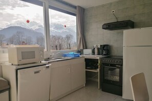 Réfrigérateur, micro-ondes, lave-vaisselle, chaise haute