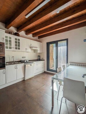 Kjøleskap, mikrobølgeovn, oppvaskmaskin og høy barnestol