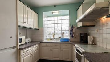 Een koelkast, een microgolfoven, een vaatwasser, een kinderstoel