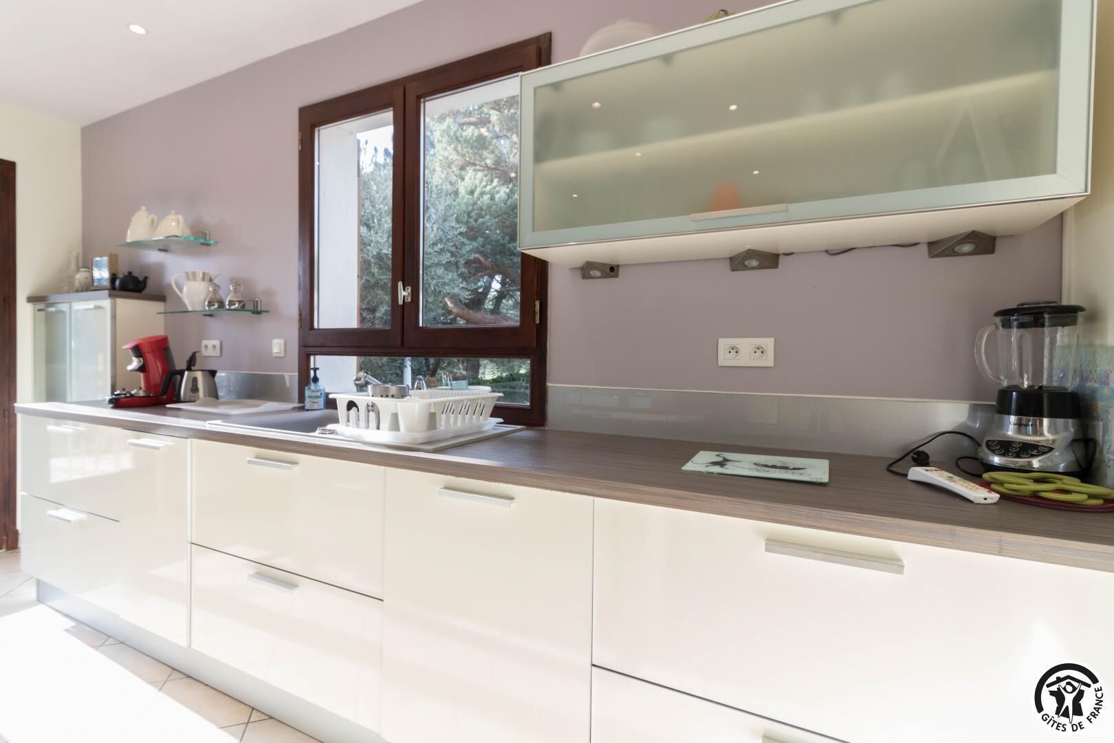 Een koelkast, een microgolfoven, een vaatwasser, een kinderstoel