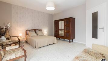 3 bedrooms, travel crib