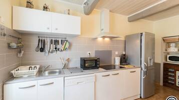 Kühlschrank, Mikrowelle, Geschirrspüler, Hochstuhl