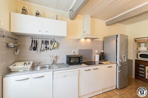 Kühlschrank, Mikrowelle, Geschirrspüler, Hochstuhl