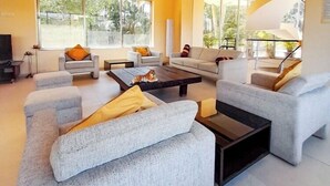 Villa – deluxe, terrasse, utsikt mot høyde | Oppholdsområde