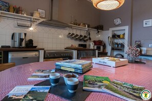 Réfrigérateur, micro-ondes, lave-vaisselle, chaise haute