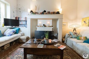 Télévision, cheminée