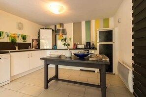 Kylskåp, mikrovågsugn, ugn och diskmaskin