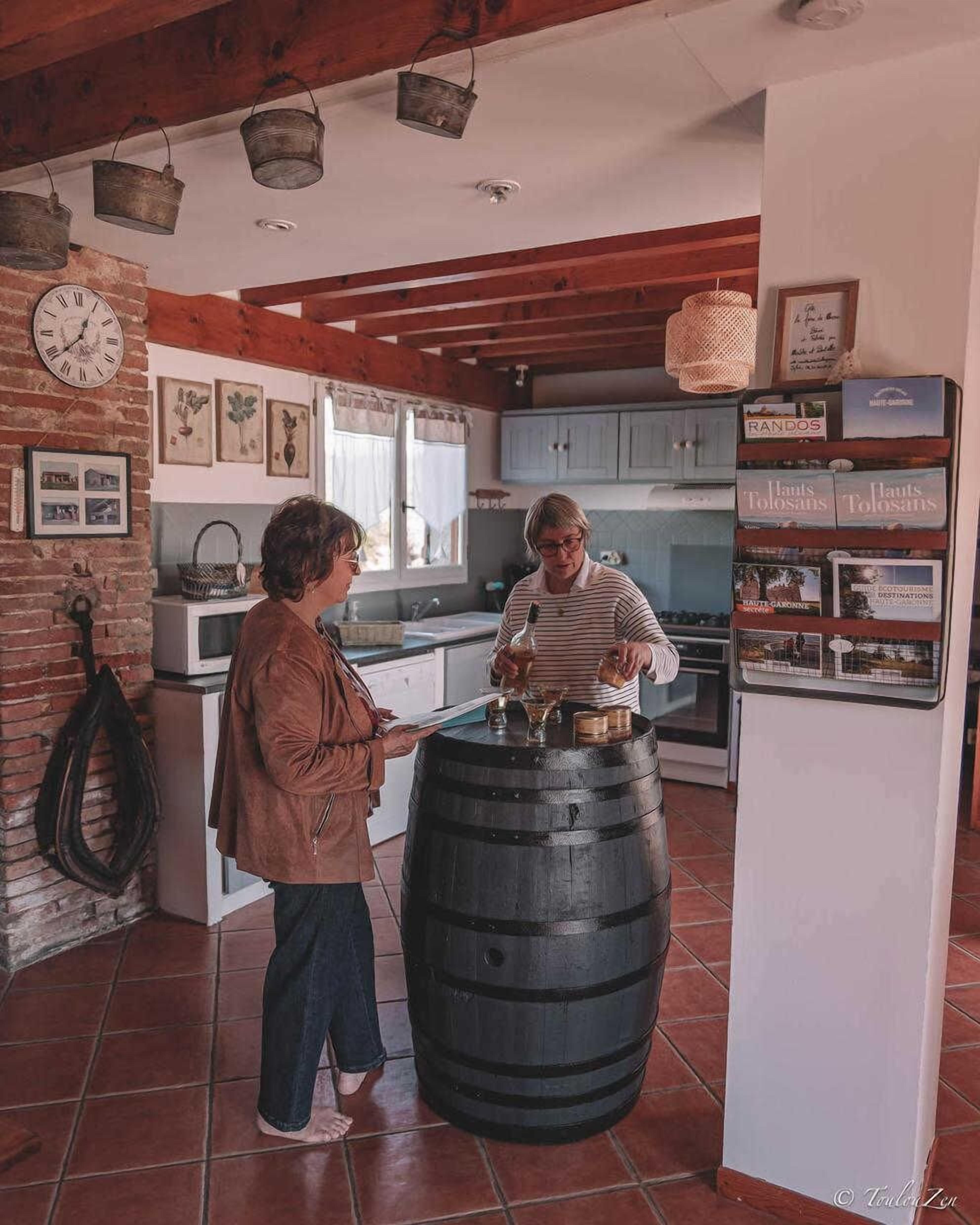 Réfrigérateur, micro-ondes, lave-vaisselle, chaise haute