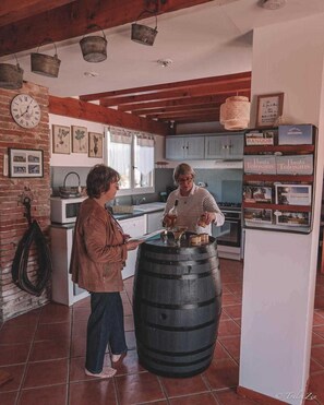 Kühlschrank, Mikrowelle, Geschirrspüler, Hochstuhl