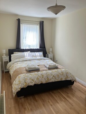 2 habitaciones, tabla de planchar con plancha, wifi y ropa de cama 