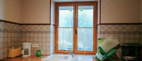 Kühlschrank, Mikrowelle, Geschirrspüler, Hochstuhl