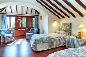 Villa | 5 bedrooms, iron/ironing board, free WiFi, bed sheets - Luxurious Villa Oasis in Santa Brigida (Santa Brigida)