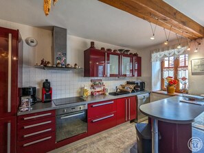 Kylskåp, mikrovågsugn, diskmaskin och barnstol