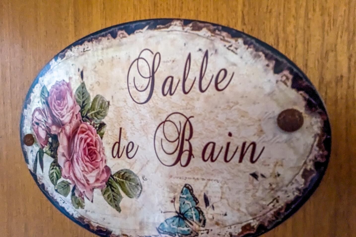 Un letrero decorativo con el texto 