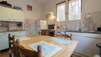 Réfrigérateur, micro-ondes, lave-vaisselle, chaise haute