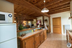 Kühlschrank, Mikrowelle, Geschirrspüler, Hochstuhl