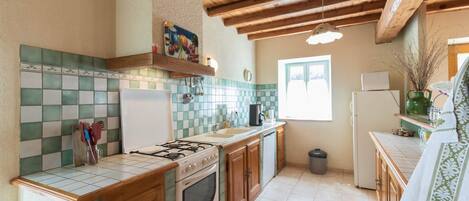 ثلاجة، ميكروويف، غسالة أطباق، كرسي للأطفال