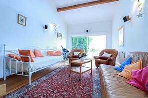 Televisión, chimenea y futbolito 