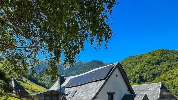 A wooden deck with a hot tub, outdoor seating, and a pool. - Chalet le René-Sens - BOUTX (COULEDOUX)