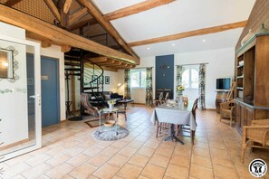 Interior - La Tourasse - Les Tournesols (LAMASQUERE)