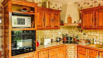 Een koelkast, een microgolfoven, een vaatwasser