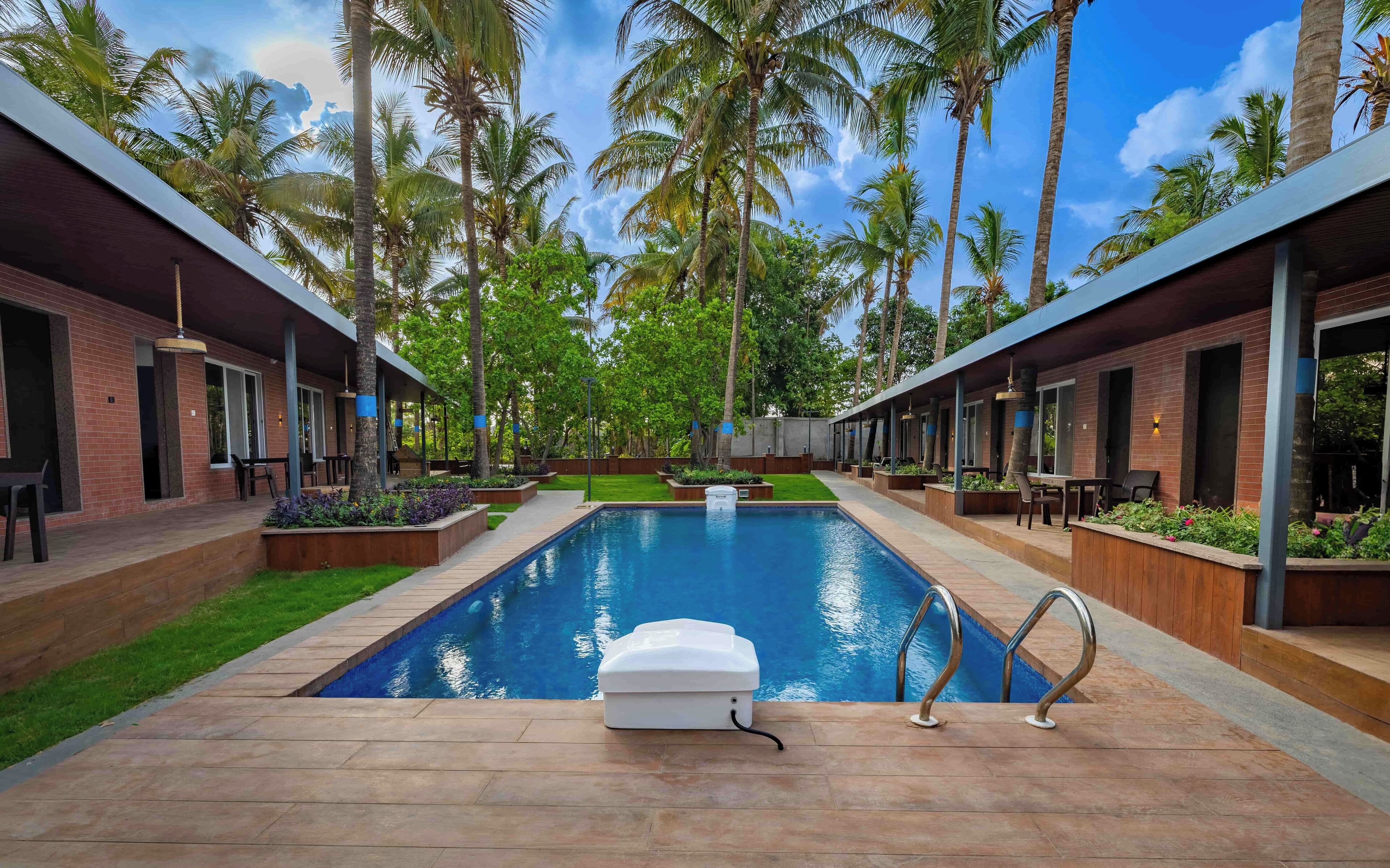 Una piscina al aire libre