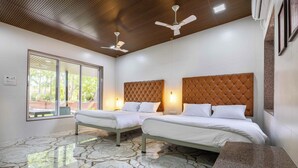 Habitación de hotel con dos camas, techo de madera y un ventanal grande.