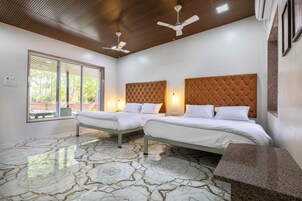 家庭双人房, 露台, 庭院景观 | 住宿内部