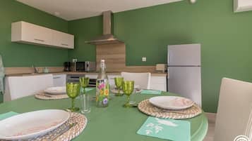 Kühlschrank, Mikrowelle, Geschirrspüler, Hochstuhl