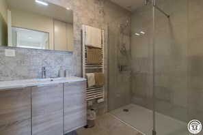 Shower - Domaine le Caprougeat - Nature (Daux)
