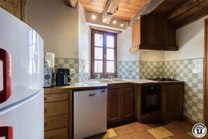 Kylskåp, mikrovågsugn, diskmaskin och barnstol