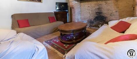 TV, fireplace
