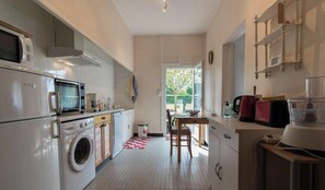 Réfrigérateur, micro-ondes, lave-vaisselle, chaise haute