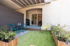 Outdoor dining - L'Escapade Reveloise (Revel)