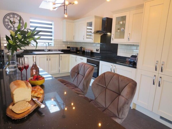 Talo | Yksityinen keittiö | Jääkaappi, mikroaaltouuni, uuni, liesi