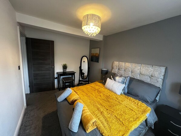 4 عدّة غرف نوم ومكواة/لوح كي وواي فاي مجانًا وملاءات أسرّة