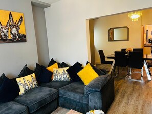 House | Living area | Fireplace - Stay in Comfort , Completely Renovated (Pyle)