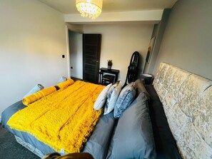 House | 4 bedrooms, iron/ironing board, free WiFi, bed sheets