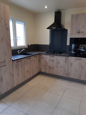 Fridge, oven, stovetop, dishwasher - 2-bedroom house for 4 people (Ruoms)