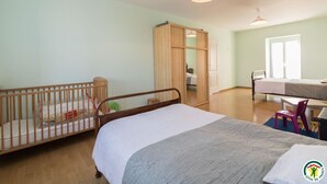 A room with a large bed, a crib, a desk, and a wardrobe. - Quioussac - Montégut-Lauragais (Montégut-Lauragais)