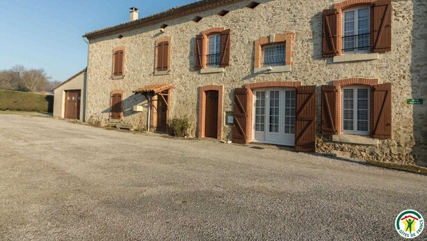 A stone building with multiple windows and doors, a gravel driveway, and a clear sky. - Quioussac - Montégut-Lauragais (Montégut-Lauragais)