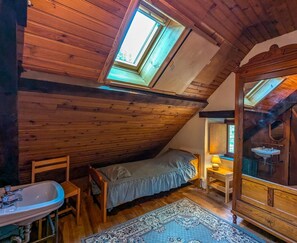 Room - Near the church - Garin (Garin)