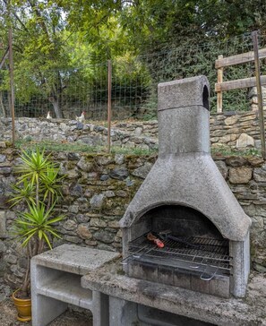 Property grounds - Near the church - Garin (Garin)