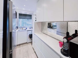 Réfrigérateur, four, plaque de cuisson, cafetière/bouilloire