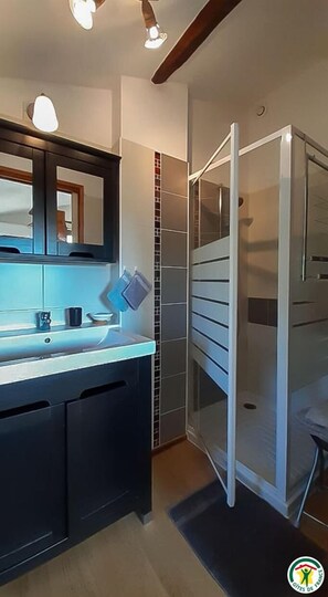 Een douche, handdoeken