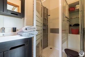 Shower, towels - Framboisine - Cazères - Gîte (Cazères)