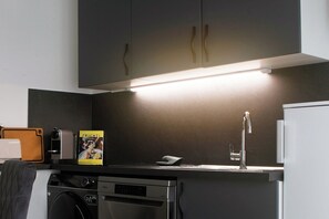 Kjøleskap, mikrobølgeovn, ovn og oppvaskmaskin