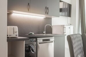 Réfrigérateur, four à micro-ondes, un four, lave-vaisselle
