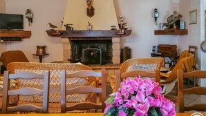 Ein Wohnzimmer mit Kamin, Holzmöbeln und Wanddekoration.
